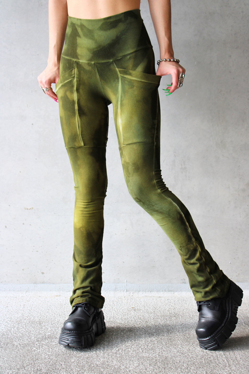 Bootcut pocket leggings in ‘Militant Mood’