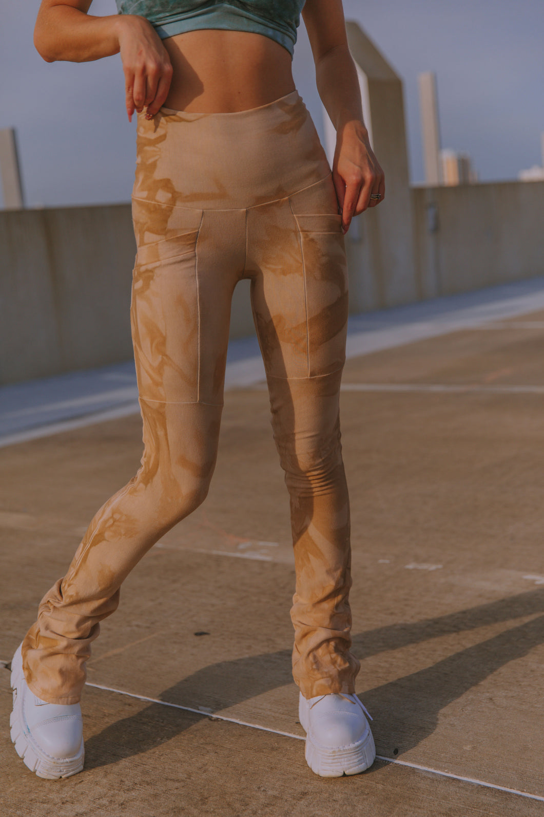 Bootcut pocket legging in Sand (small)